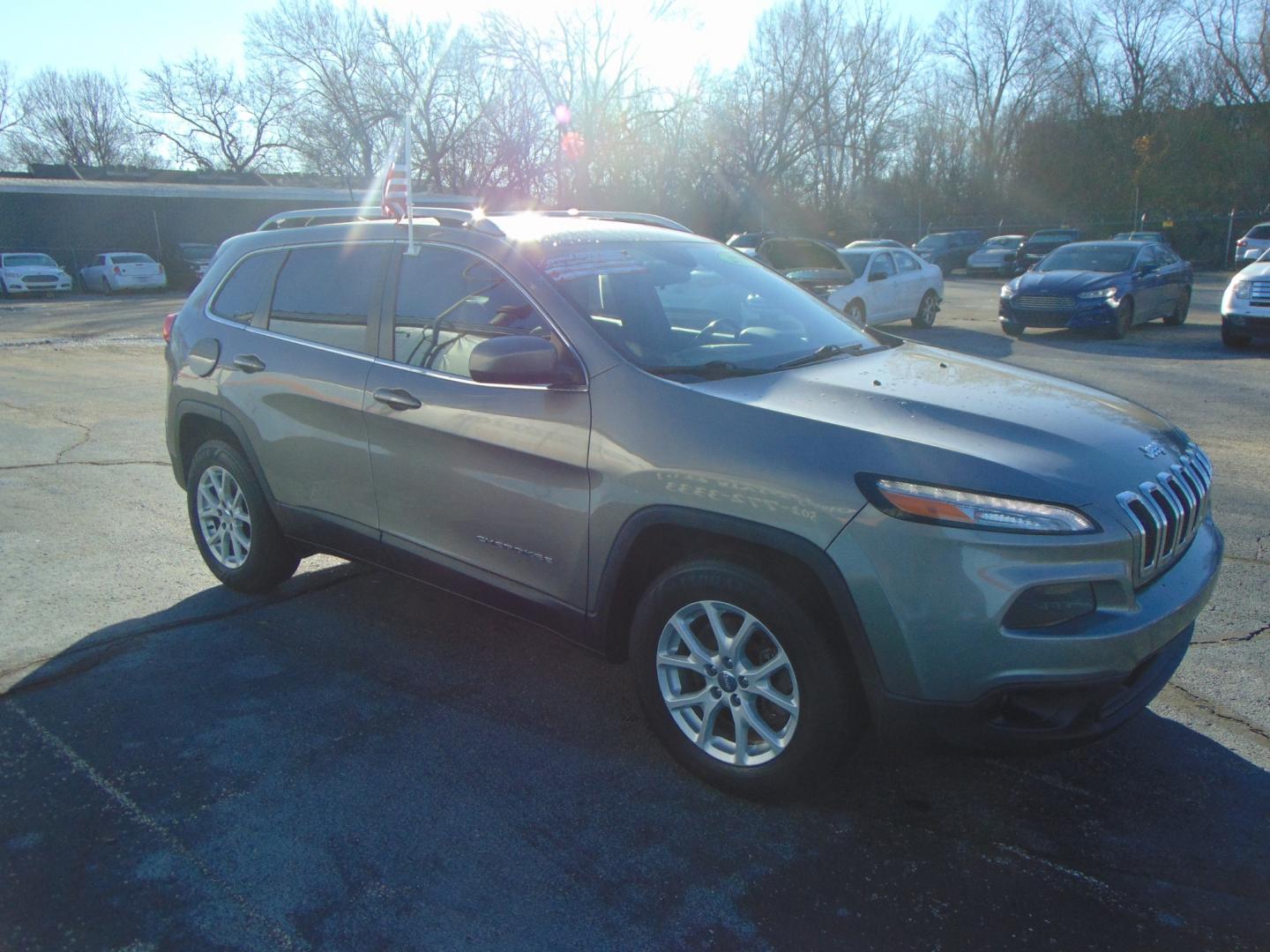 2016 Tan Jeep Cherokee (1C4PJMCB3GW) with an V6 3.2 Liter engine, Automatic, 9-Spd transmission, located at 2105 Dixie Hwy, Louisville, KY, 40210, (502) 772-3333, 38.220932, -85.795441 - Photo#5